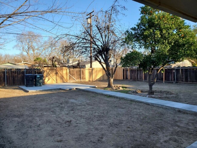 Building Photo - 409 Alturas Ave