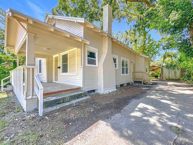 Photo - 666 Fern St House