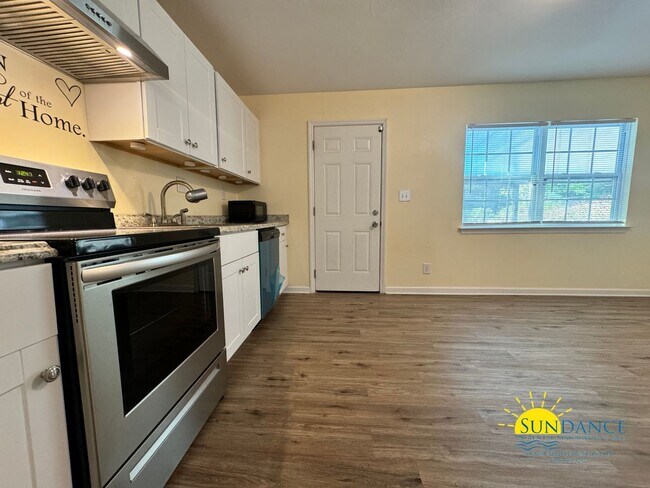 Foto del edificio - Great 3 Bedroom Home with In-ground Pool!