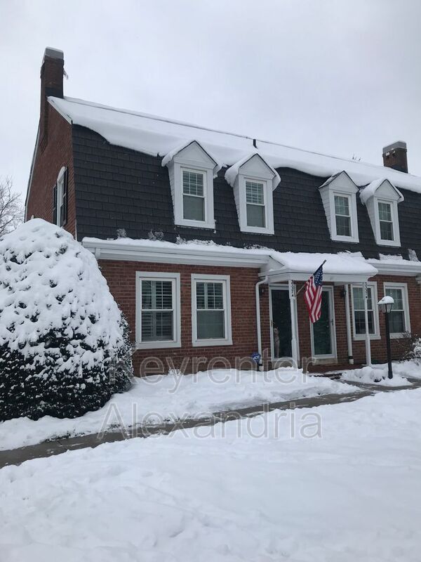 Building Photo - 3337 S Wakefield St
