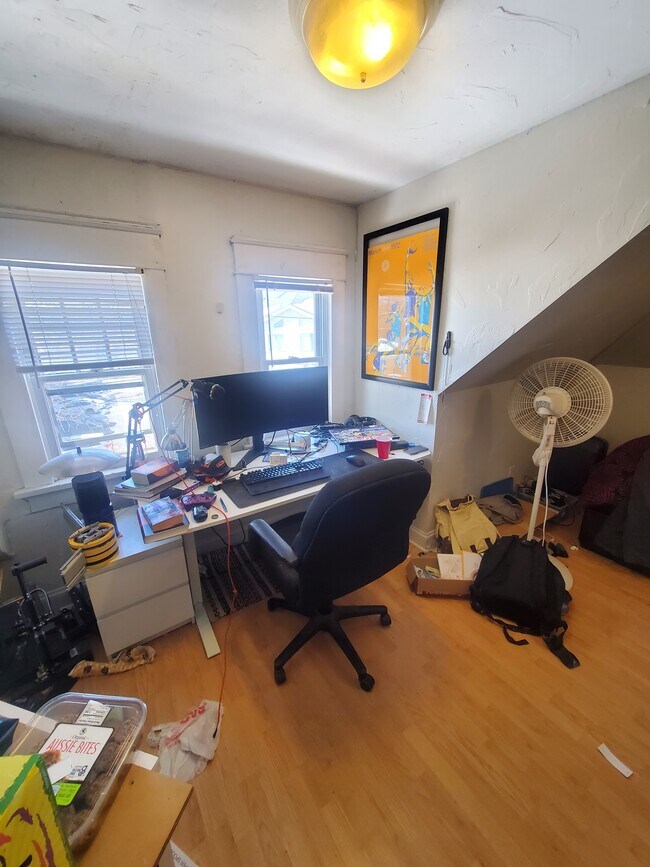 Building Photo - Cozy 3BED/1BATH Eastside 3rd Floor Unit