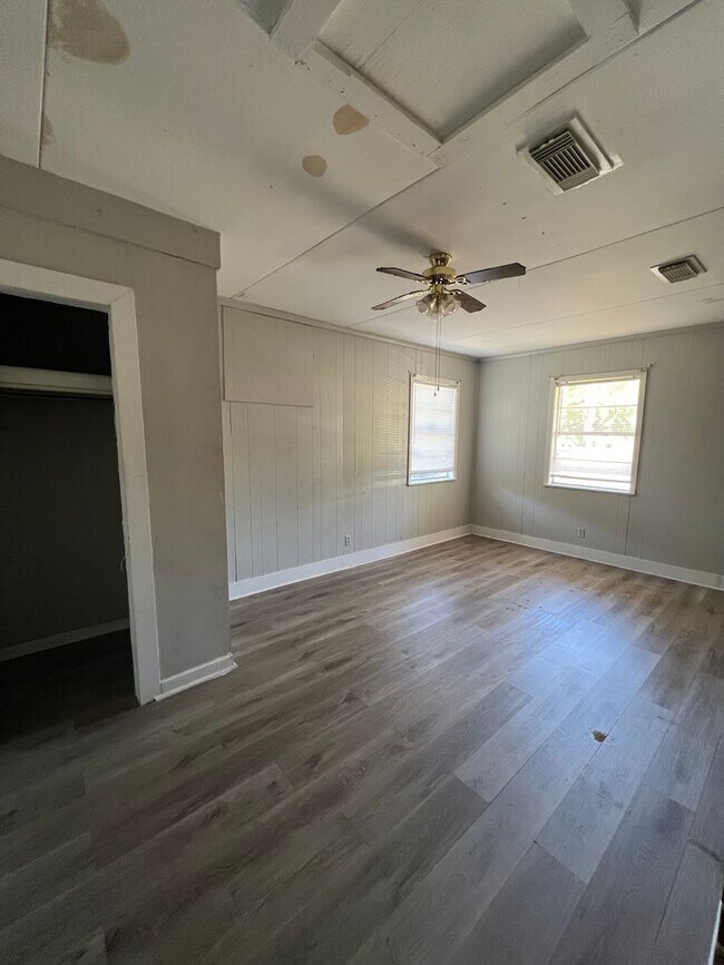 Foto del edificio - For Lease! Coming June 2025!