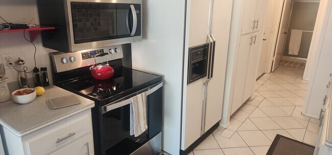 Foto del edificio - Modern & Fully Furnished Townhouse with Mo...