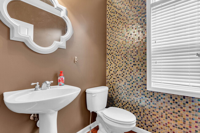 gorgeous powder room - 12807 Doe Dr