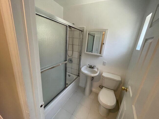 Foto del edificio - 15235 Chatsworth St