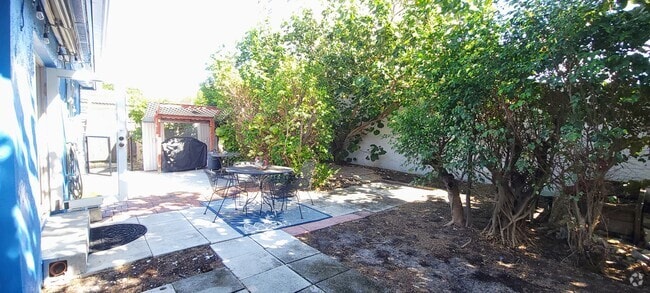 Building Photo - 400 Sunset Dr