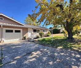 Building Photo - 1196 Valley View Dr