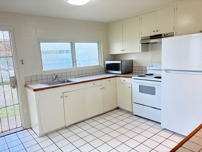 Building Photo - Two Bedroom Duplex