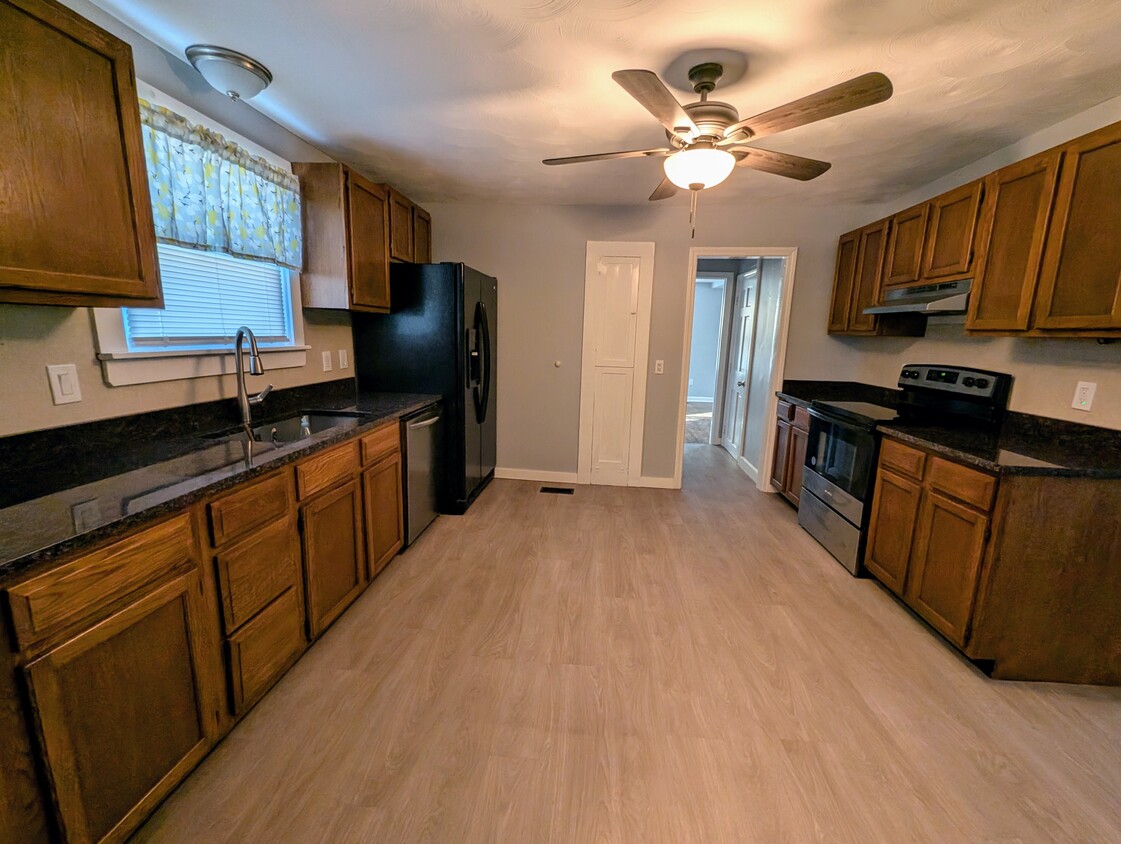 Kitchen with dishwasher, garage disposal and ice maker - 55 Makara St