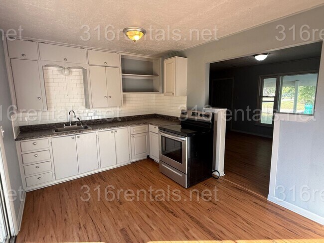 Building Photo - $1200 - 3 bedroom / 1 bathroom - Single Fa...