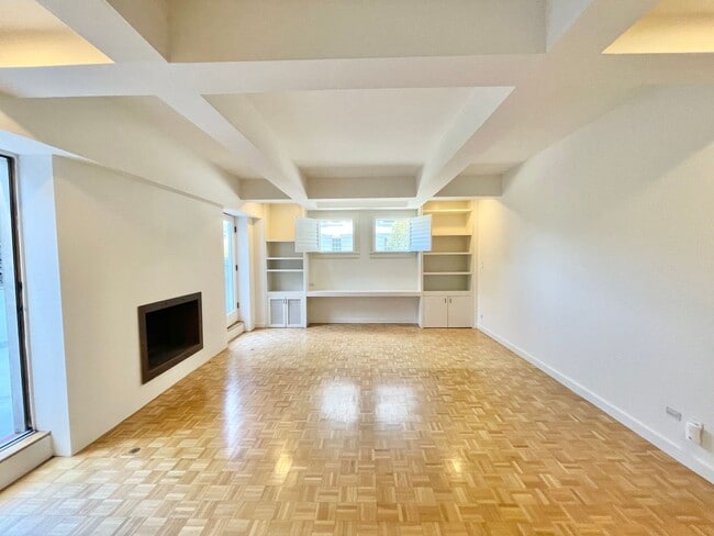 Building Photo - Coveted Pacific Heights Condo w/Private Pa...