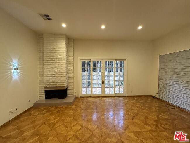 Foto del edificio - 5279 Newcastle Ave