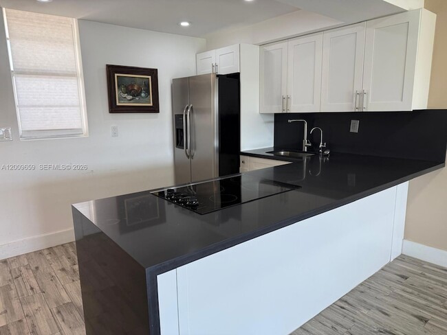 Building Photo - 2851 Leonard Dr
