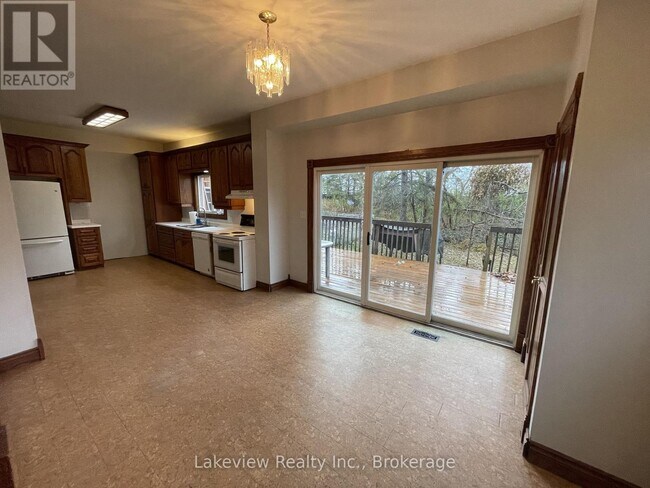 Building Photo - 151 Simcoe St