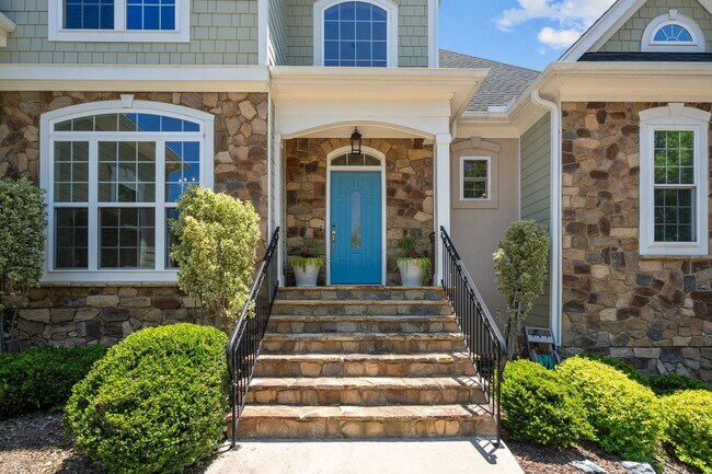 Building Photo - MUST SEE! 4 Bedroom Home with Private Wood...