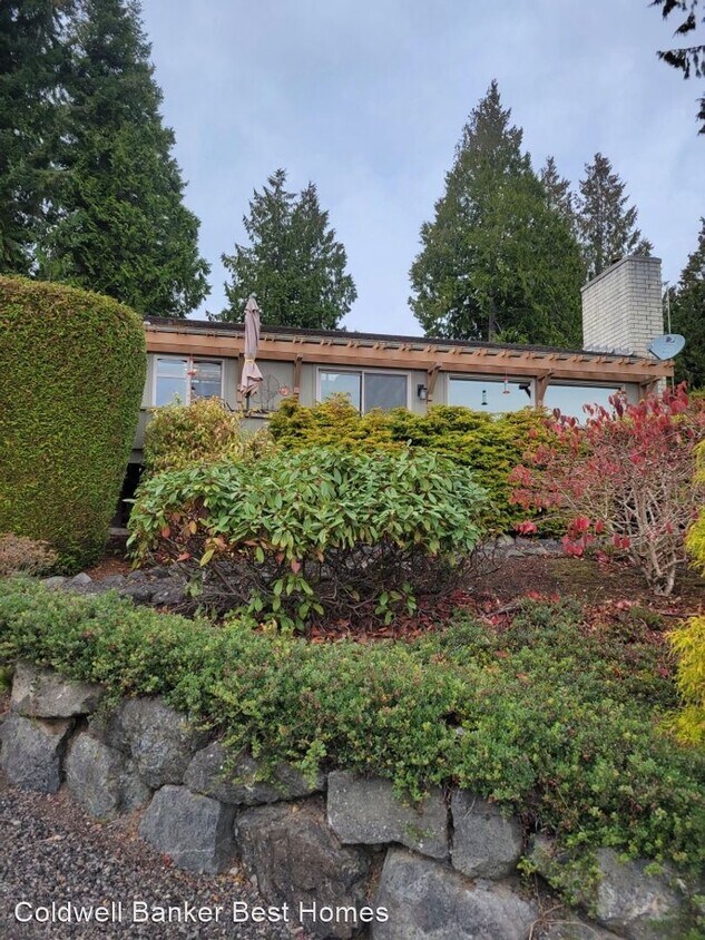 2 br, 1.5 bath House 220 Montgomery Lane House Rental in Port