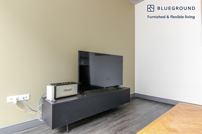 Building Photo - 60 E Randolph St