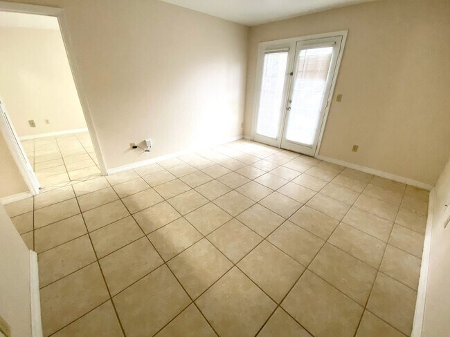 Building Photo - 2550 N Alafaya Trail