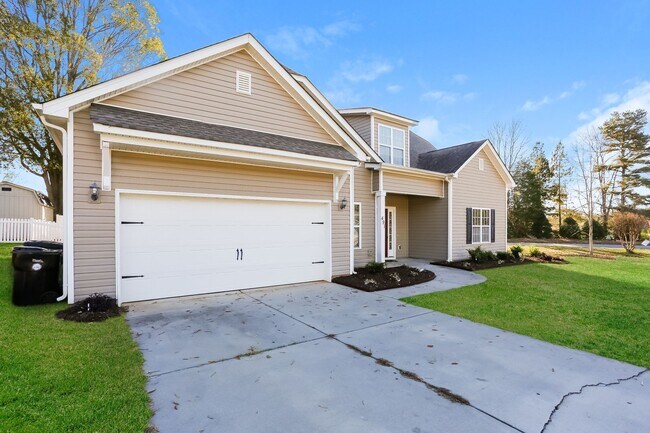 Foto del edificio - Three Bedroom House in Concord