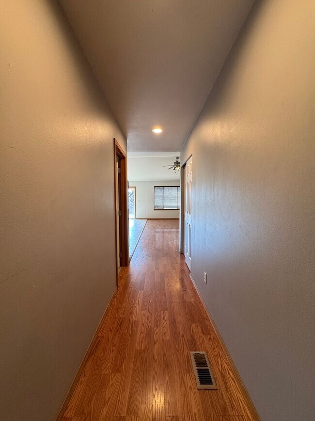 Foto del edificio - Spacious 4-Bedroom Home for Lease in Cul-de-Sac