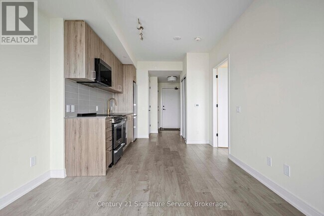 Photo du bâtiment - 8010-8010 Derry Rd