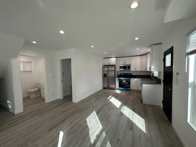 Building Photo - Brand New and Stunning  3+2 ADU on a pictu...