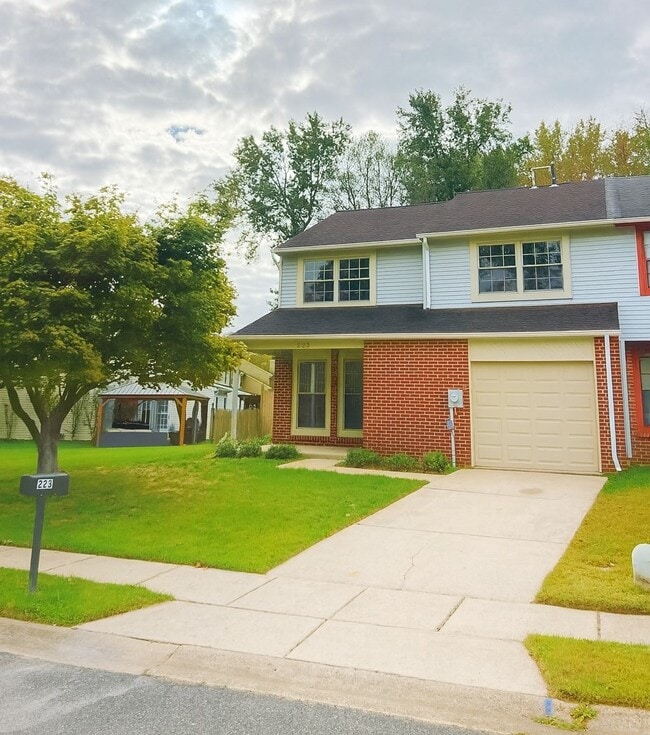 Building Photo - 223 Foxwood Ln