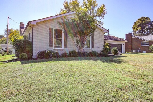 Building Photo - 2144 Pace Dr