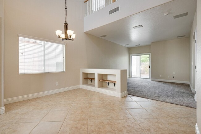Foto del edificio - Spacious 3-Bedroom Home Featuring Downstai...