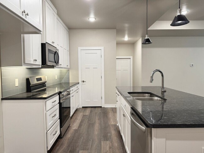 Building Photo - Large 2 Bed, 2 Bath in Beautifully Well-Ma...