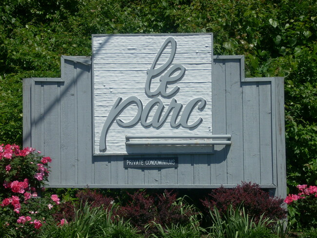 Building Photo - 5217 Le Parc Dr