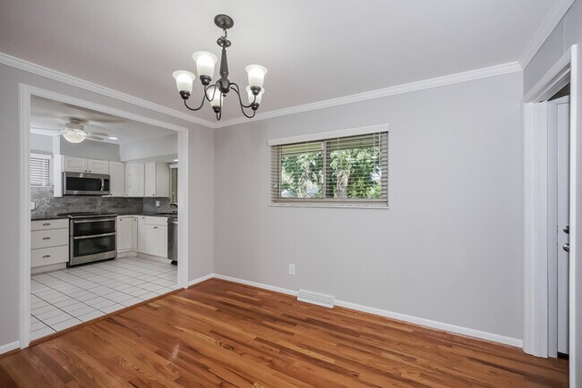 Building Photo - Beautifully 3 Bedroom in Cincinnati!