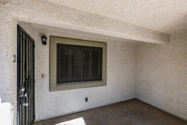 Foto del edificio - GORGEOUS 2 BEDROOMS CONDO*JUST COMPLETED U...