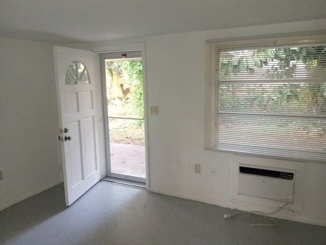 Building Photo - 521 Magnolia Ave