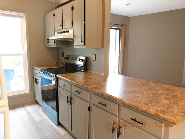 Cocina (2) con estufa nueva - 8 Druid Pl