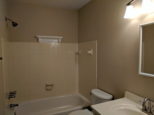 Building Photo - Newly Remodeled Home