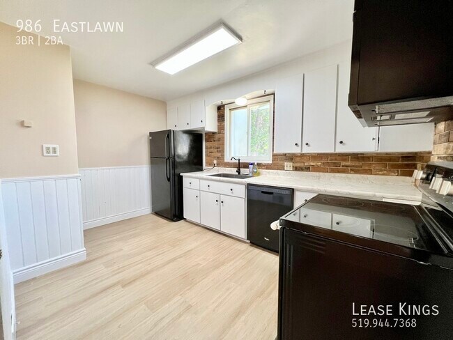 Building Photo - 986 Eastlawn