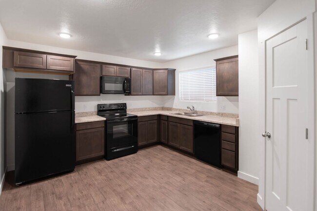Foto del edificio - Gorgeous 3-Story Townhomes in Colony Farms...