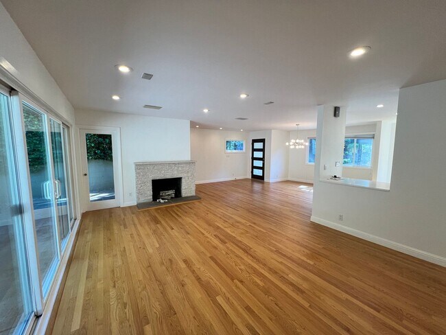 Building Photo - BEAUTIFUL FOUR BEDROOM THREE  BATH GREENBR...