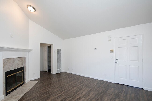 Foto del edificio - 2BR w/ Fireplace and 2 Parking Spaces in N...