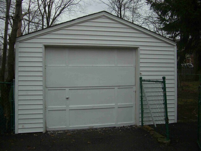 Building Photo - 1489 E 252nd St