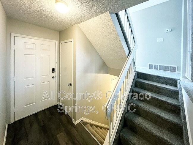 Building Photo - 2058 Palm Dr