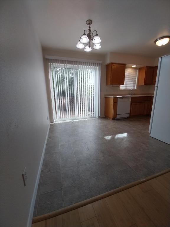 Building Photo - 617 SW Western Ave