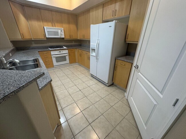 Foto del edificio - SPACIOUS BOTTOM FLOOR 2 BEDROOM IN THE GATED MANHATTAN CONDOS