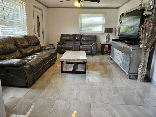 Photo - 1006 14th Ave NW House