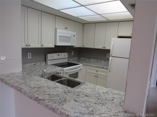 Building Photo - 1508 SE Royal Green Cir