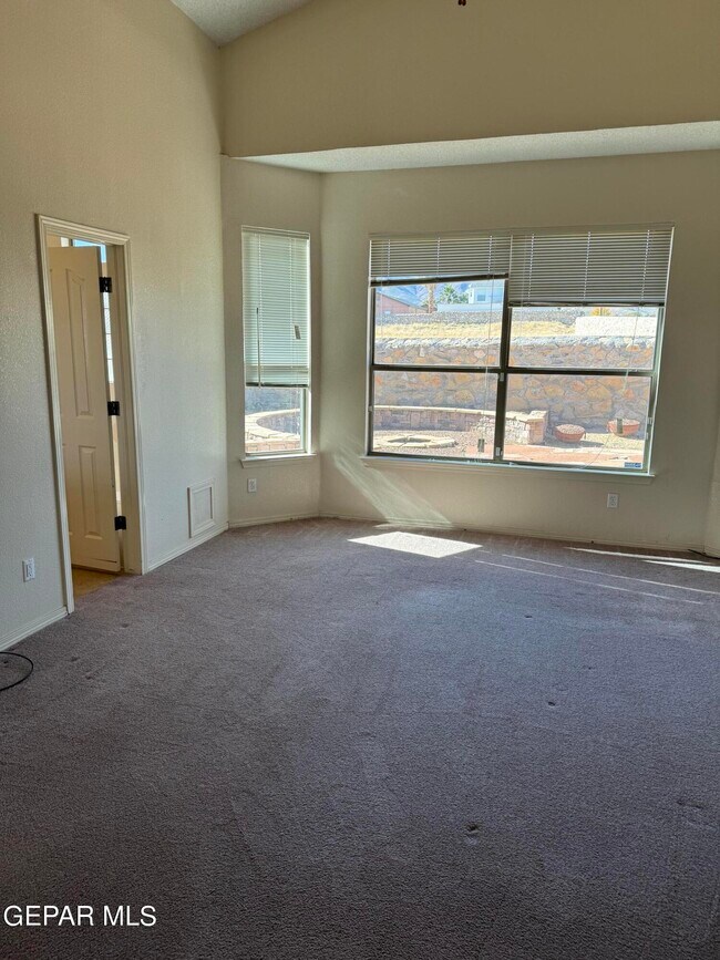 Building Photo - 10899 Northview Dr