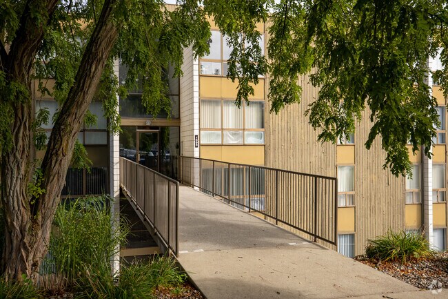 Entrada del edificio - The Highlands Apartments