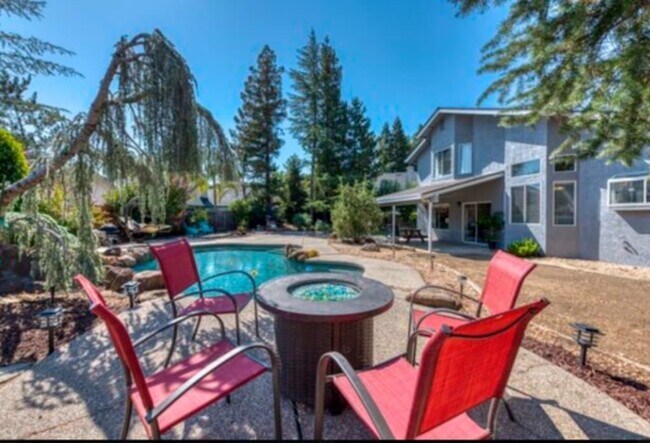 Foto del edificio - 6225 Thicket Ct