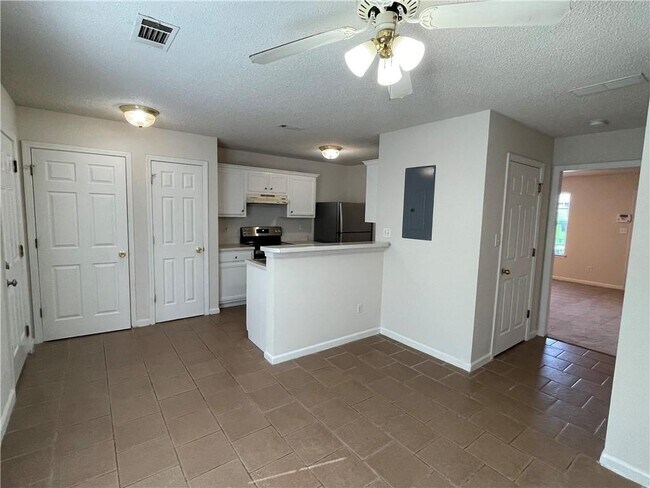 Building Photo - 1608 Hallmark Hills Dr